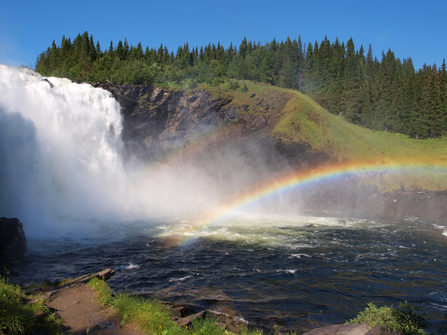 Tännforsen mit Regenbogen