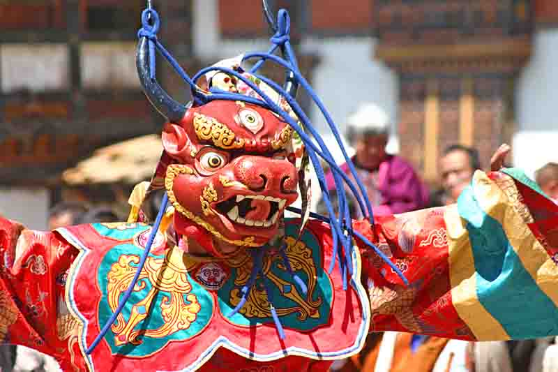 Tänzer beim Pharo-Tsechu (traditionelles Fest mit rituellen Tänzen) im April 2006 in Pharo/Bhutan.