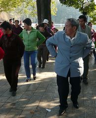 Tänzer im Cuihu-Park in Kunming