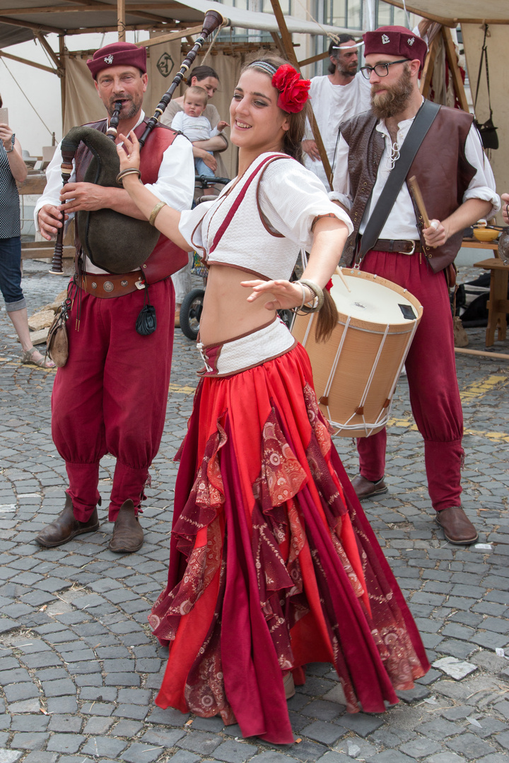 Tänzerin am Mittelalterfest in St. Ursanne