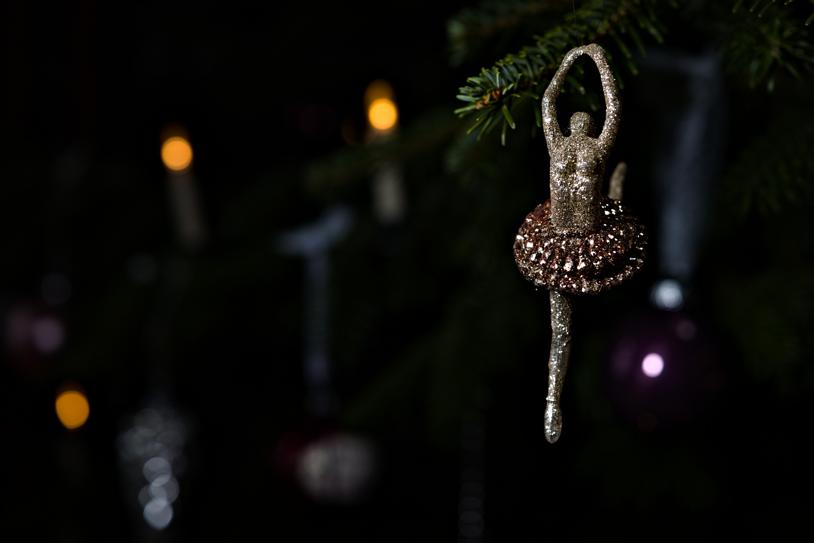 Tänzerin am Tannenbaum