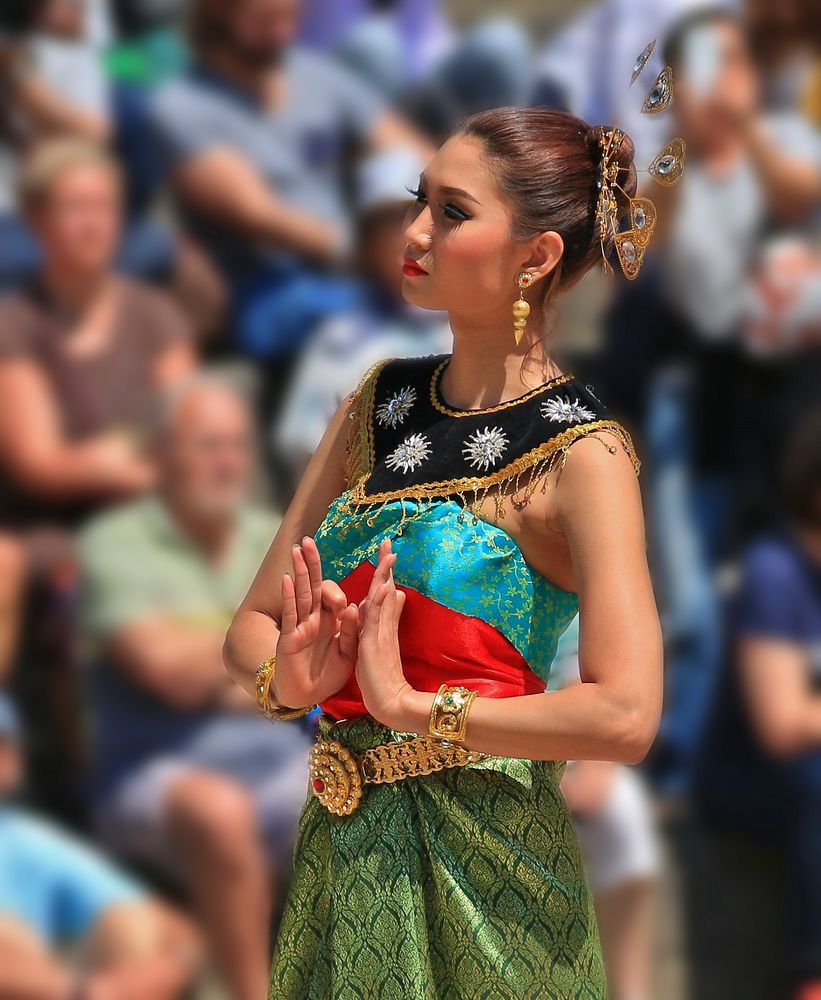 Tänzerin beim Vesakh-Fest im Westpark München