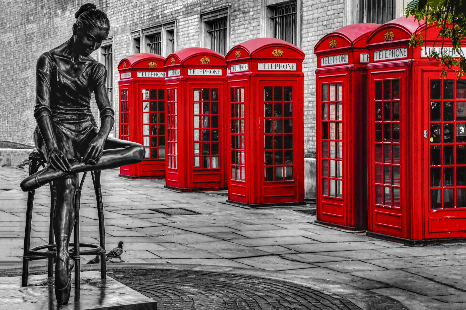 Tänzerin vor roten Telefonzellen in London