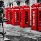 Tänzerin vor roten Telefonzellen in London