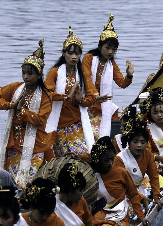 Tänzerinnen beim Pagodenfest, Inle Lake, Shan State, Myanmar