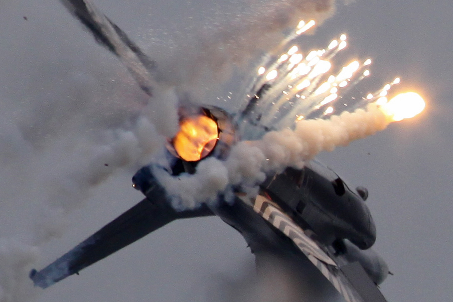 Täuschkörperabschuss einer F-16 bei den Luchtmachtdagen 2010 in Gilze-Rijen