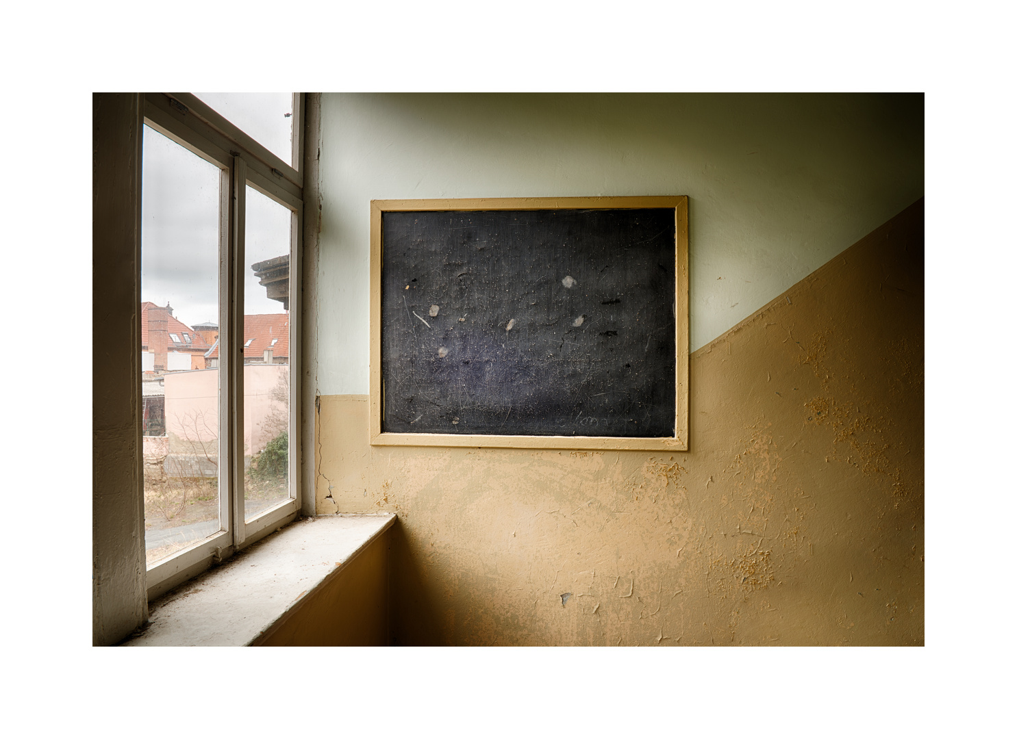 Tafel am Fenster