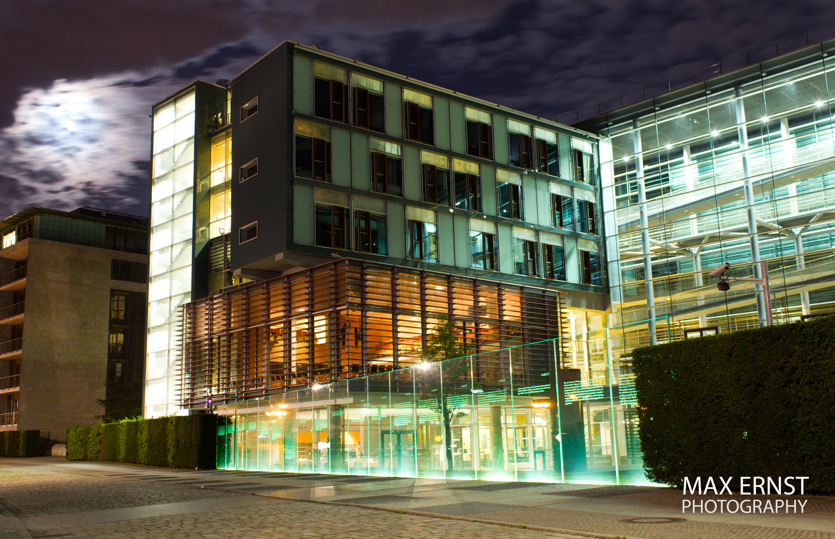 Tafeln mit dem Grundgesetz neben dem Reichstag in Berlin.