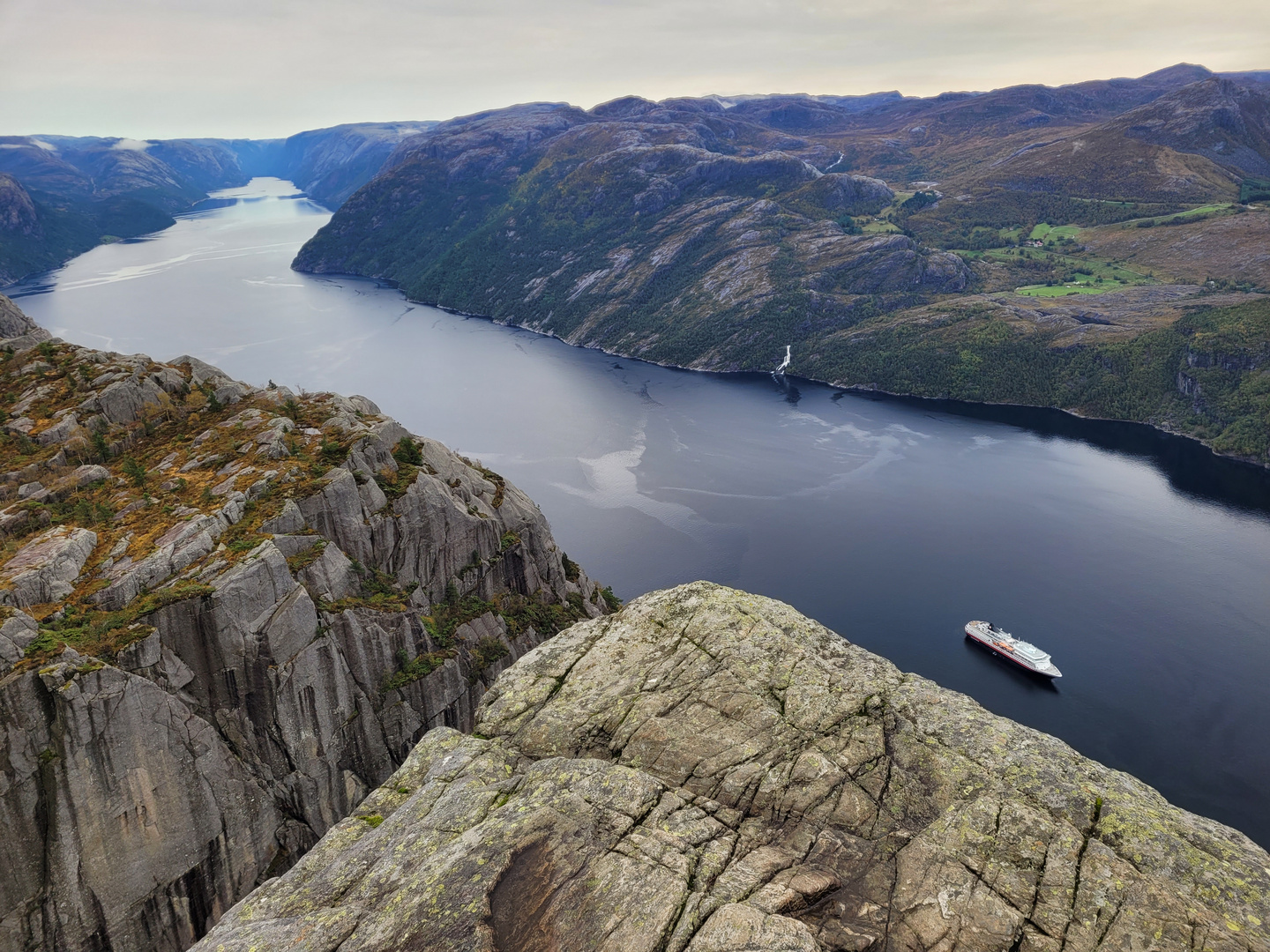 Tag 2: Blick in den Lysefjord vom Preikestolen, die MS Otto Sverdrup wartet auf uns