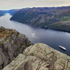 Tag 2: Blick in den Lysefjord vom Preikestolen, die MS Otto Sverdrup wartet auf uns