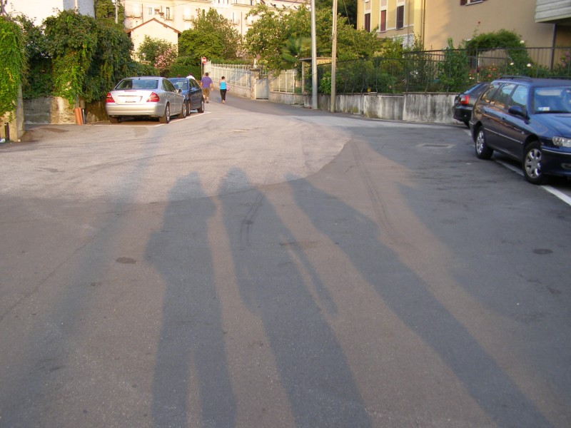Tag 21: Unsere Schatten auf dem Weg zum Bahnhof (Baveno)
