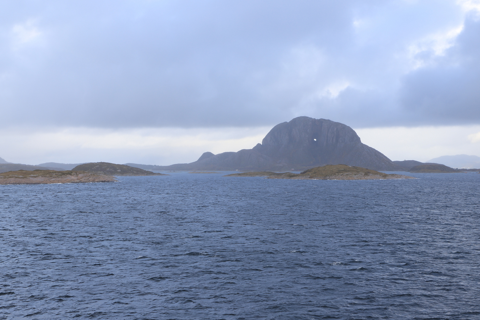 Tag 4: Tag auf See, Sicht auf den Torghatten