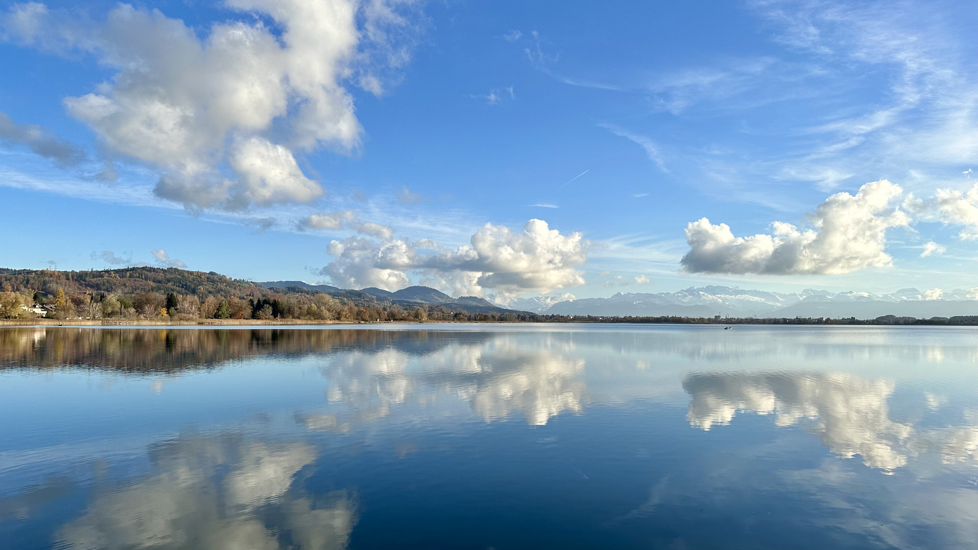 Tag mit Spiegelung im See