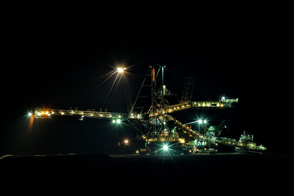 Tagebau Koloss bei Nacht
