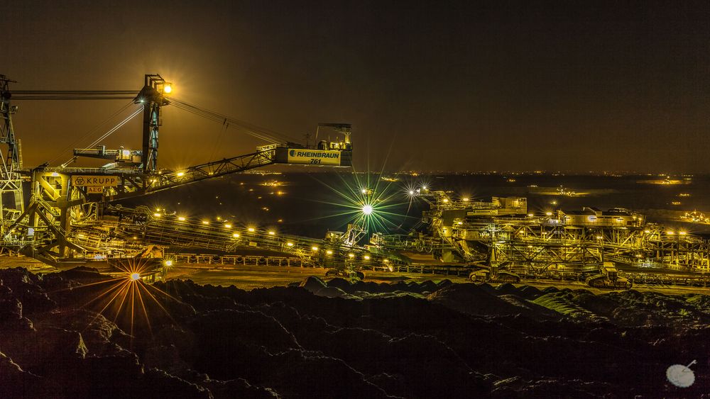 Tagebau mit Vollmond