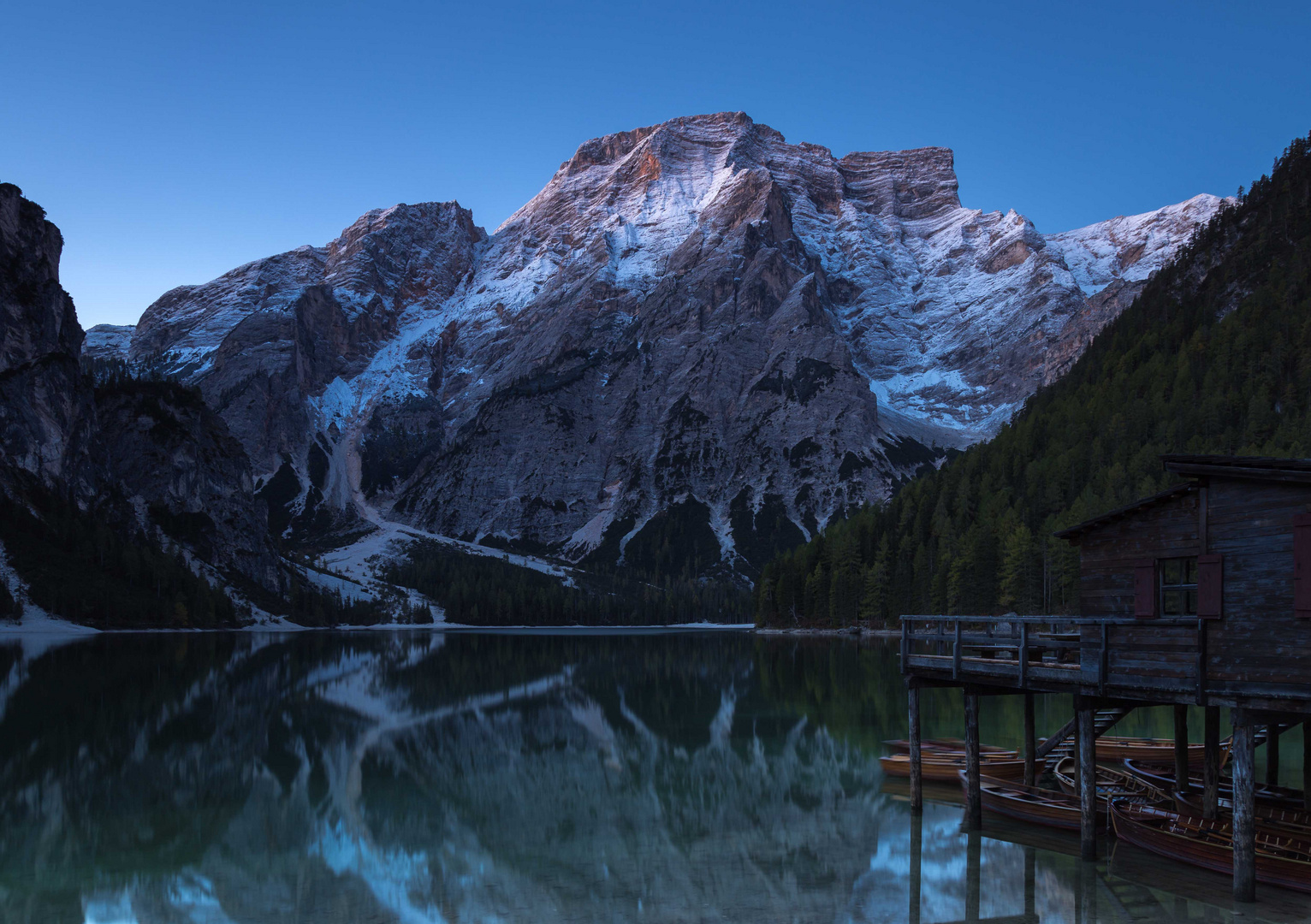 Tagesanbruch am Pragser Wildsee, Südtirol