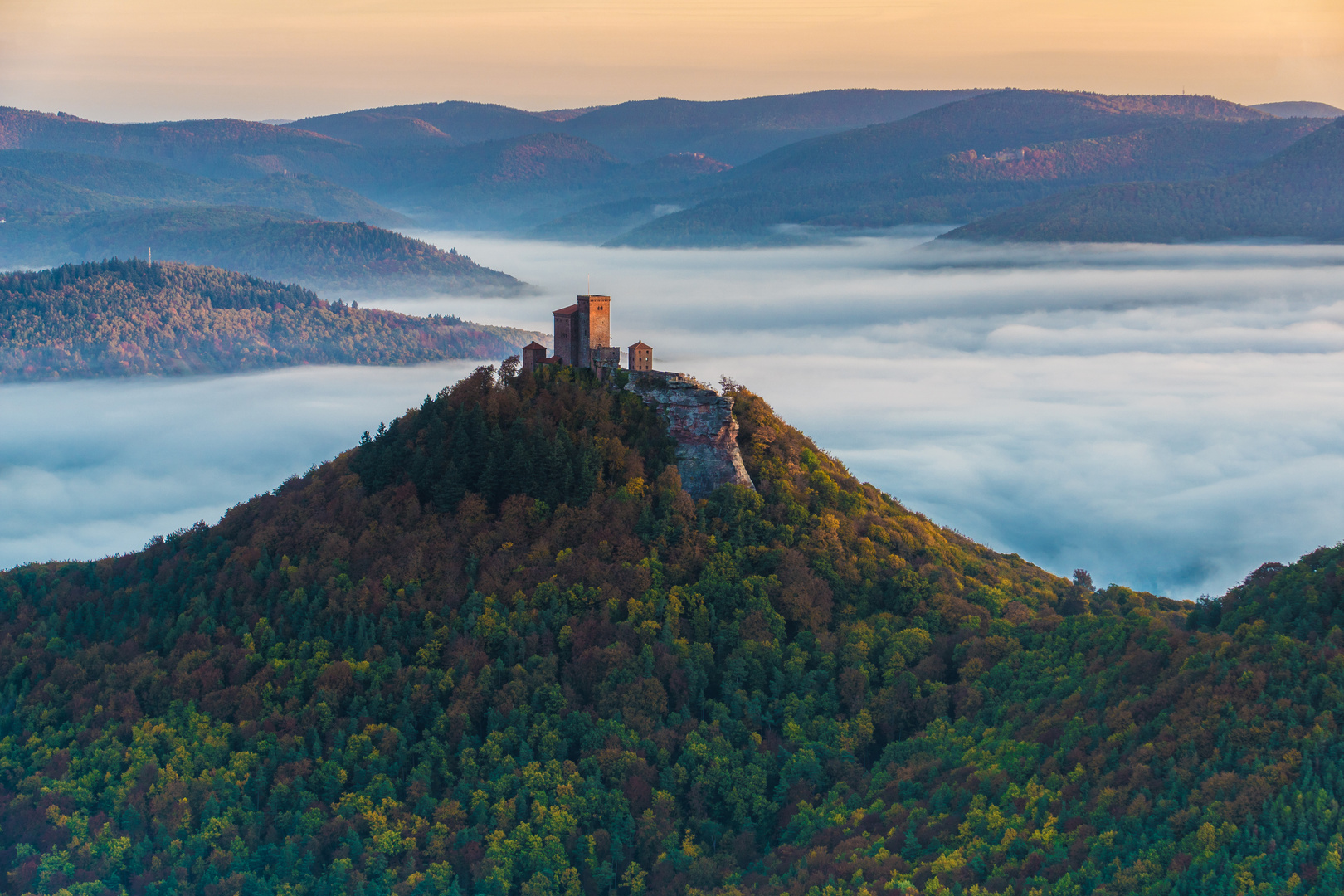 Tagesanbruch im Land der Burgen