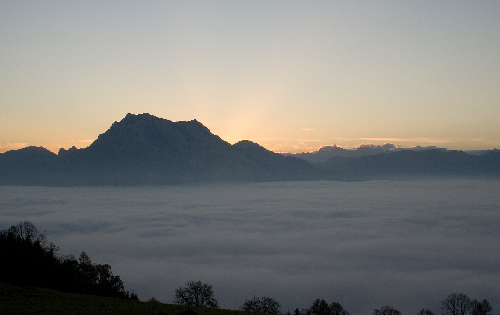 Tagesanbruch über dem Nebelmeer