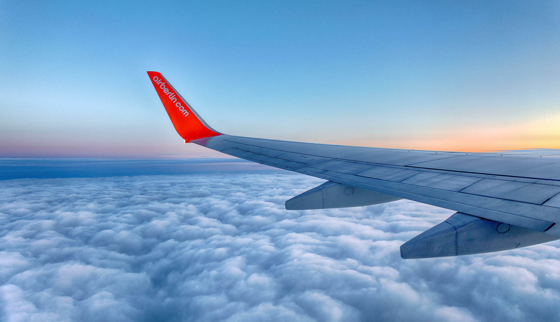 Tagesanbruch über den Wolken