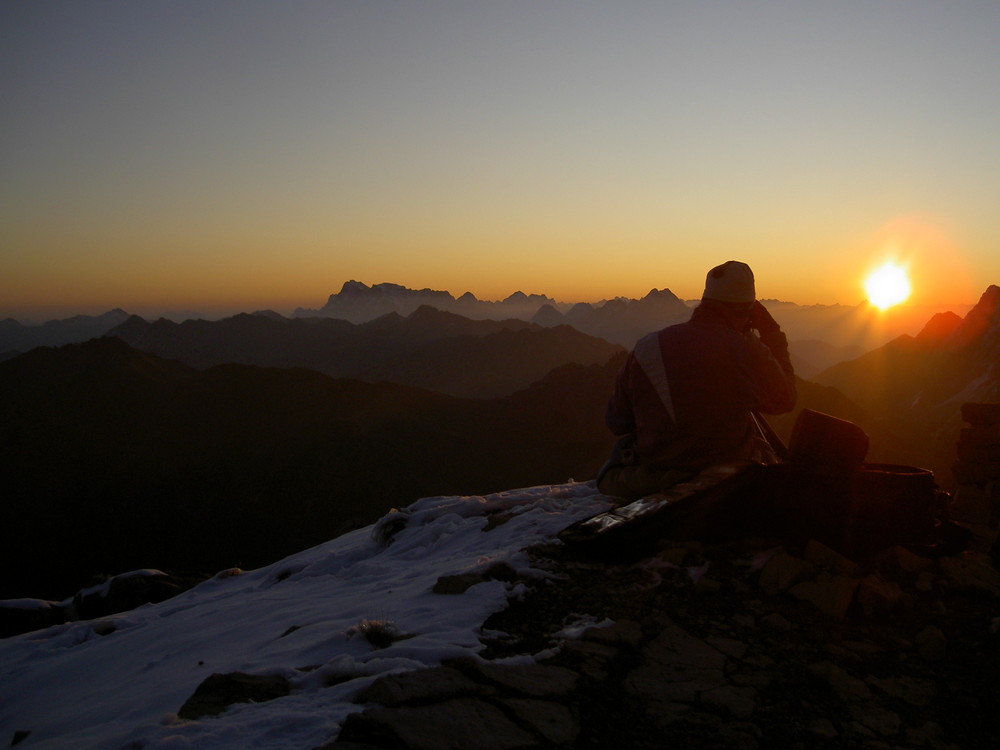 Tagesbeginn auf der Namloser Wetterspitze !  --> Robert bei der Arbeit -:))