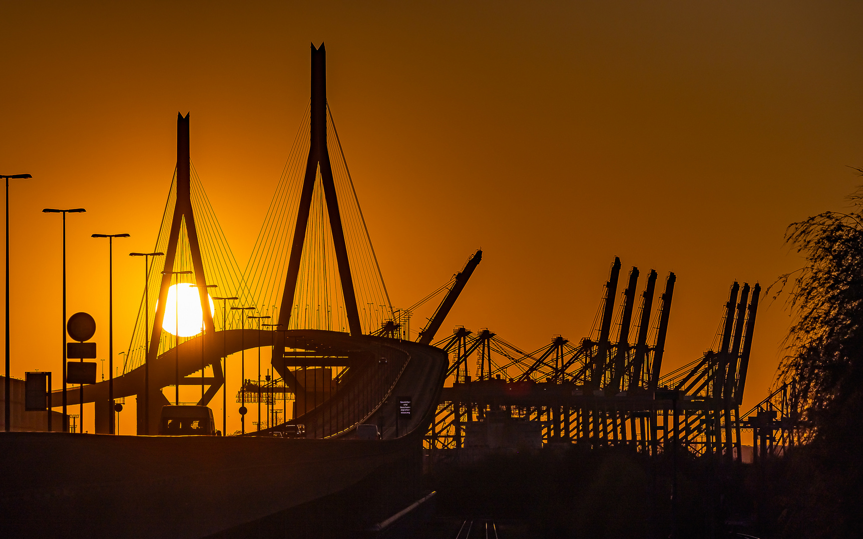 Tagesende an der Köhlbrandbrücke