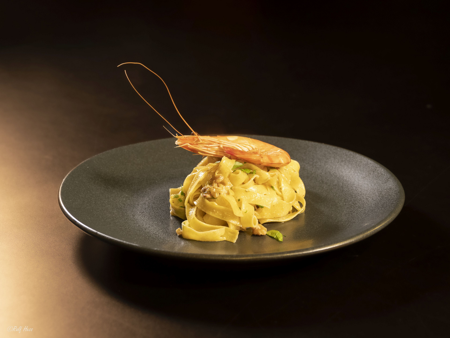 Tagliatelle mit Limetten--Walnuss--Sauce und Garnele Foto &amp; Bild ...