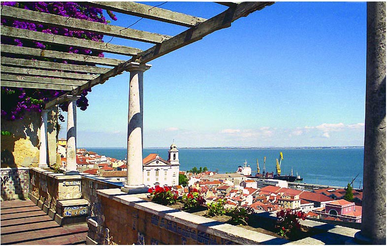 Tagus river - Old Lisbon (S. Luzia belvedere)