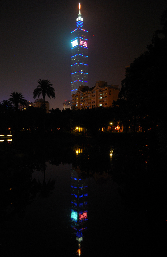 Taipei 101 im Spiegel