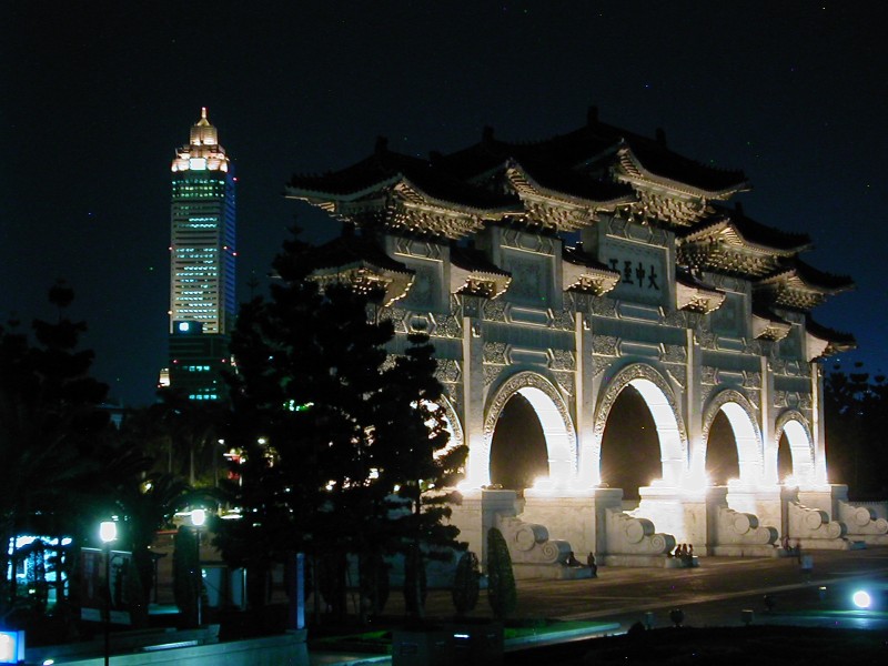 Taipei, Taiwan, Tor vor dem Nationaltheater, im Hintergrund Mitsukoshi Tower