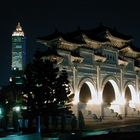 Taipei, Taiwan, Tor vor dem Nationaltheater, im Hintergrund Mitsukoshi Tower