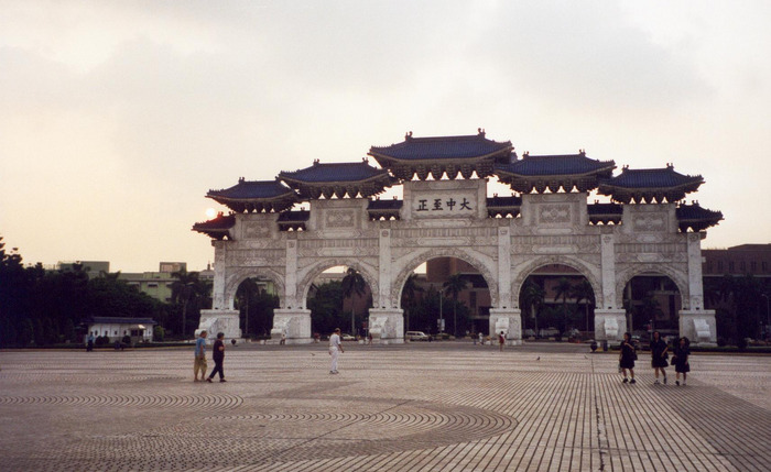 TAIWAN - Chiang Kai Shek Memorial Place....02.09.2002