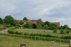 Taizé - Blick von unten auf das kleine Dorf Taizé