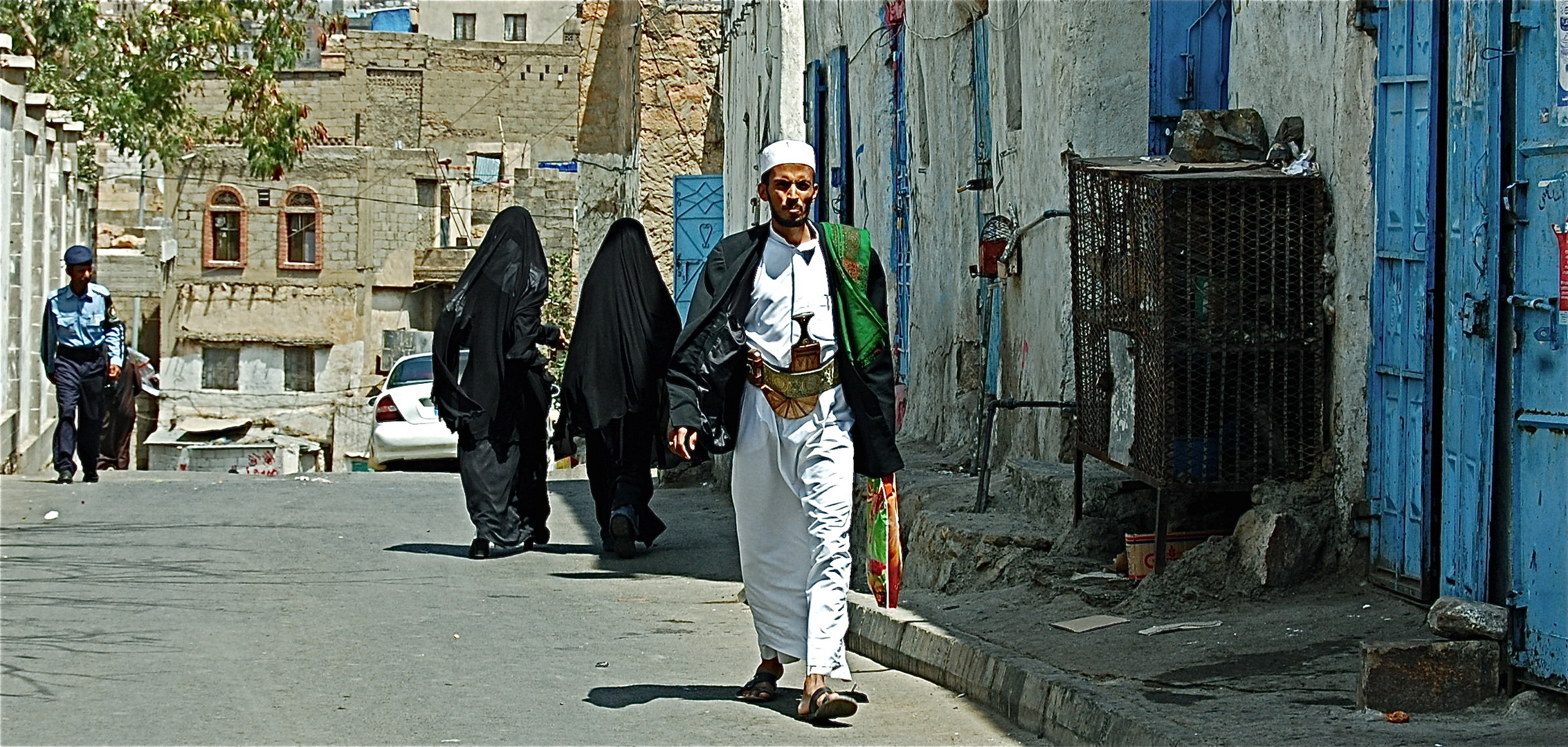 Taizz / Yemen: Der Krummdolch im Hosengürtel ist die traditionelle Manneszierde