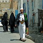 Taizz / Yemen: Der Krummdolch im Hosengürtel ist die traditionelle Manneszierde