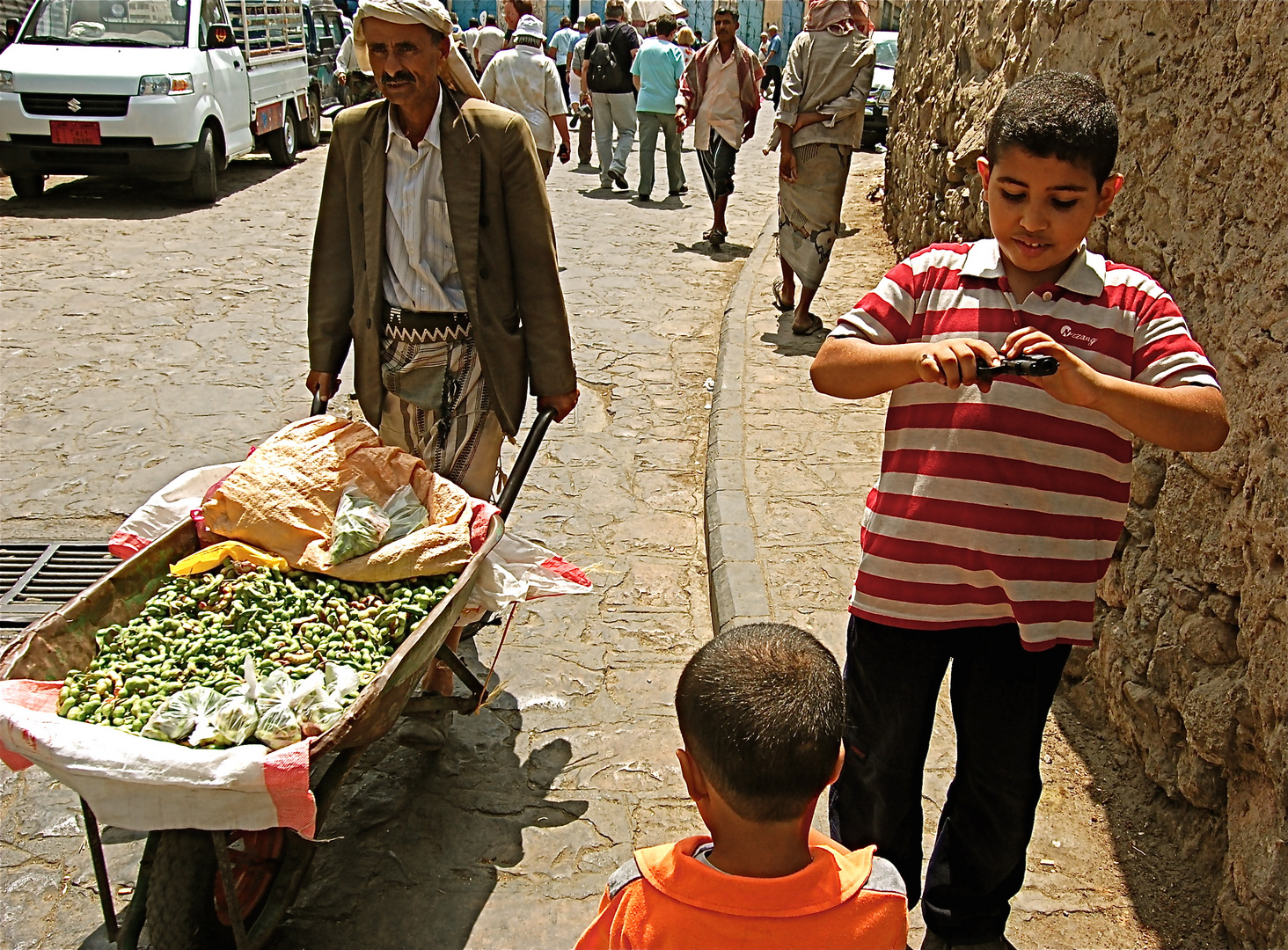 Taizz / Yemen: Waffen zählen zum Alltag, selbst Kinder proben den Umgang mit Pistolen.