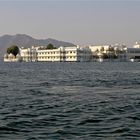 Taj Lake Palace Hotel im Picholasee von Udaipur