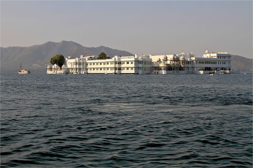 Taj Lake Palace Hotel im Picholasee von Udaipur