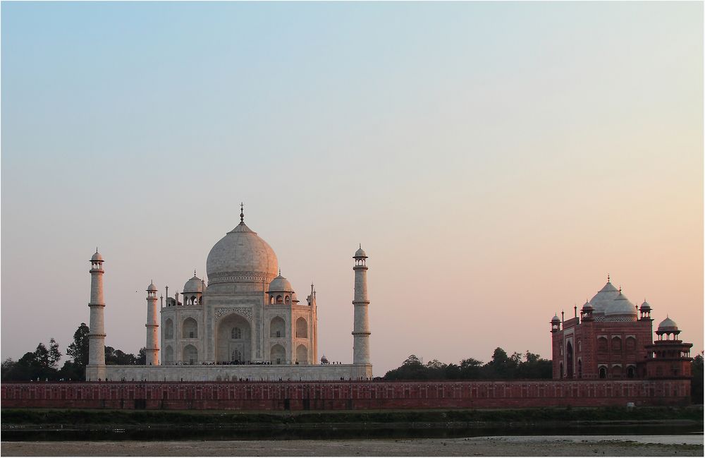 Taj Mahal am Abend von der Flußseite