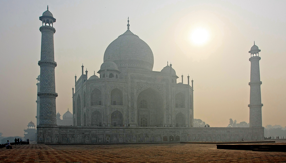 TAJ MAHAL IN NEBEL