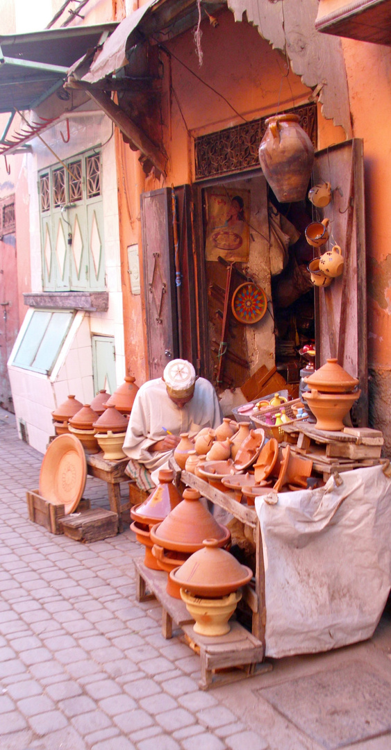 Tajine-Verkäufer in der Medina