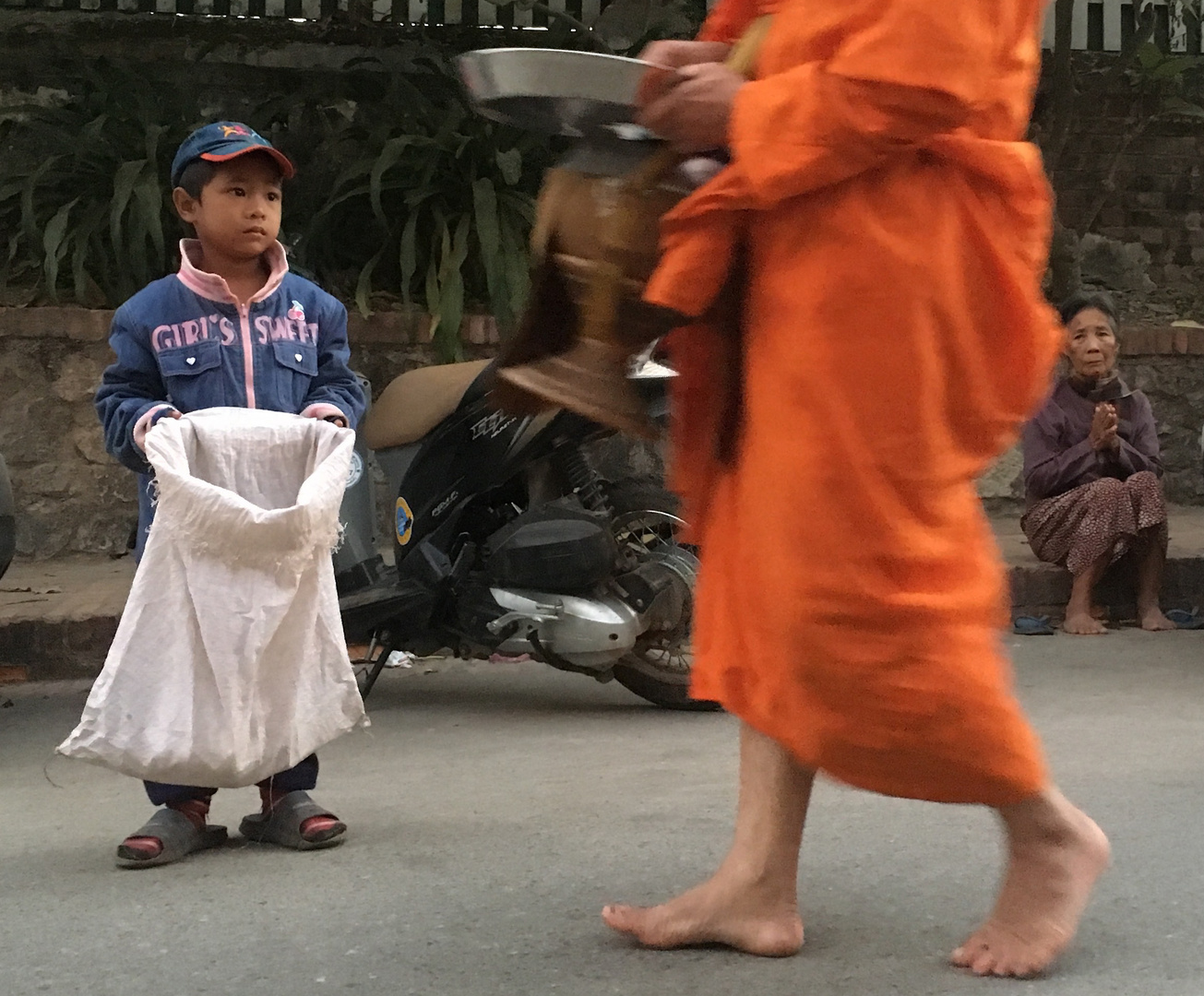 Tak Bak – Die Prozession der Almosenmönche von Luang Prabang