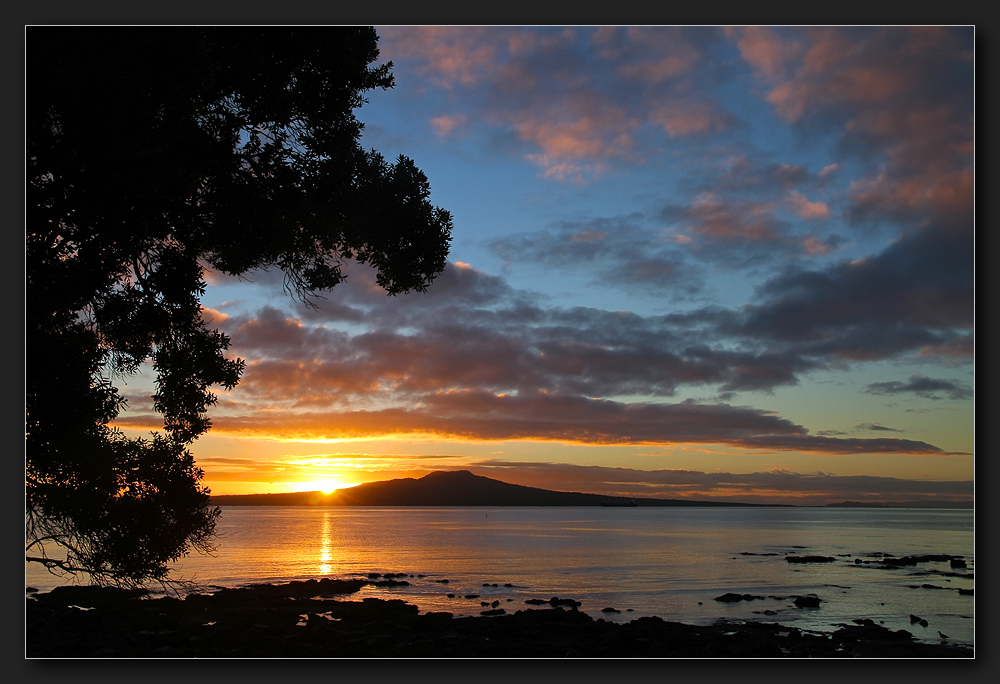 Takapuna Beach - Sonnenaufgang über Rangitoto Island