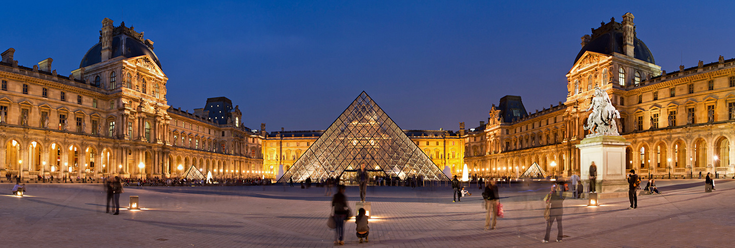 take a picture at Louvre