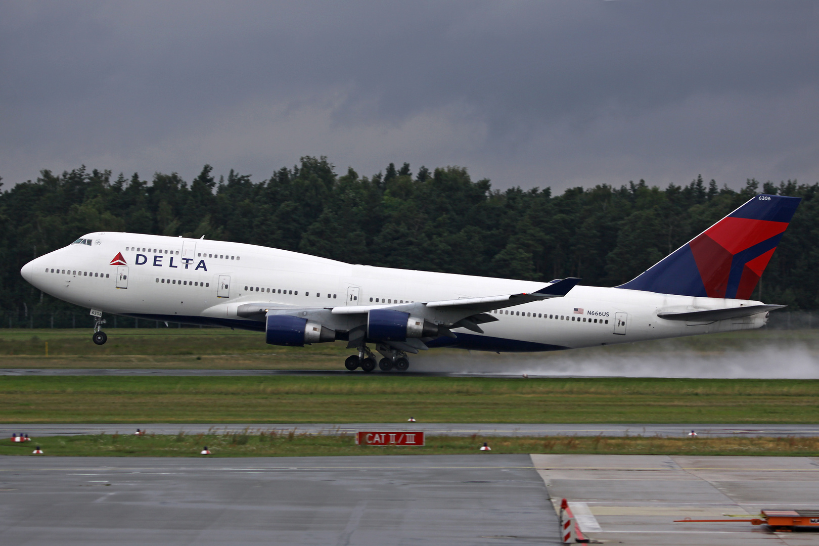 Take off Delta Boeing 747-400 N666US Nürnberg 28. Juli 2010