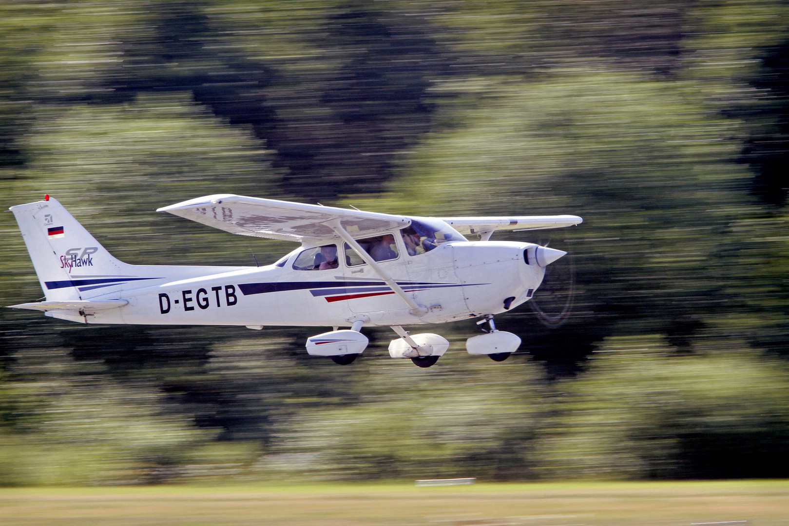 Take off: Startendes Flugzeug beim Tag der offenen Tür am Flugplatz Arnsberg Menden (FAM)