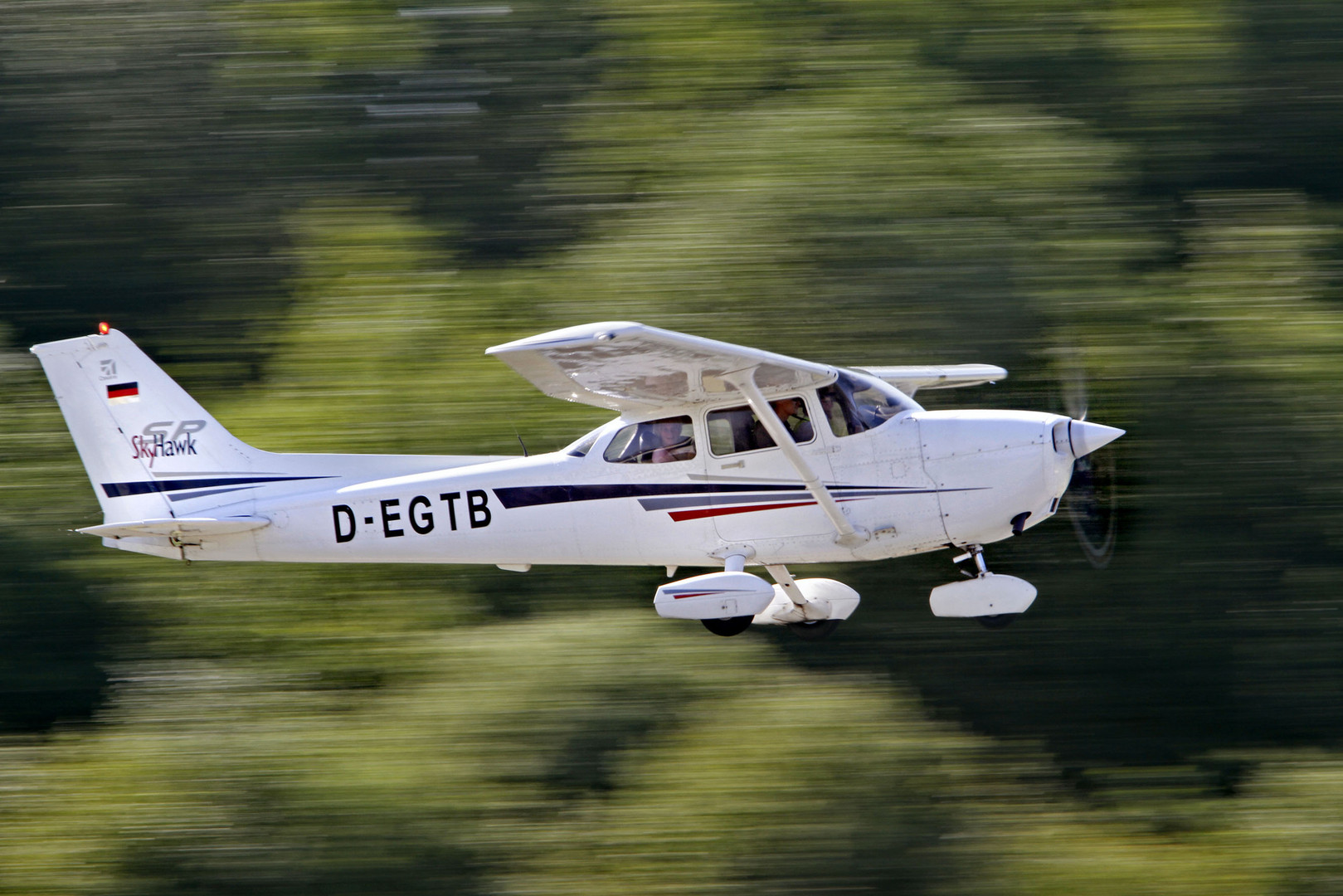 Take off: Startendes Flugzeug beim Tag der offenen Tür am Flugplatz Arnsberg Menden (FAM)