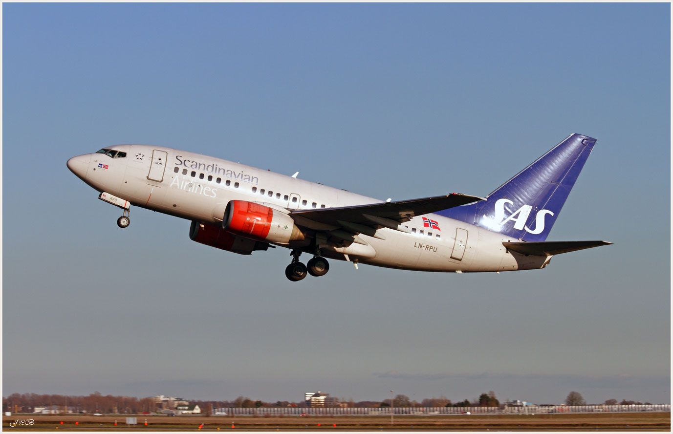 Takeoff Scandinavian Airlines Boeing 737-600