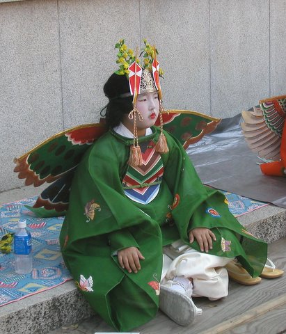 Taking a break (Shitennoji festival, Osaka)