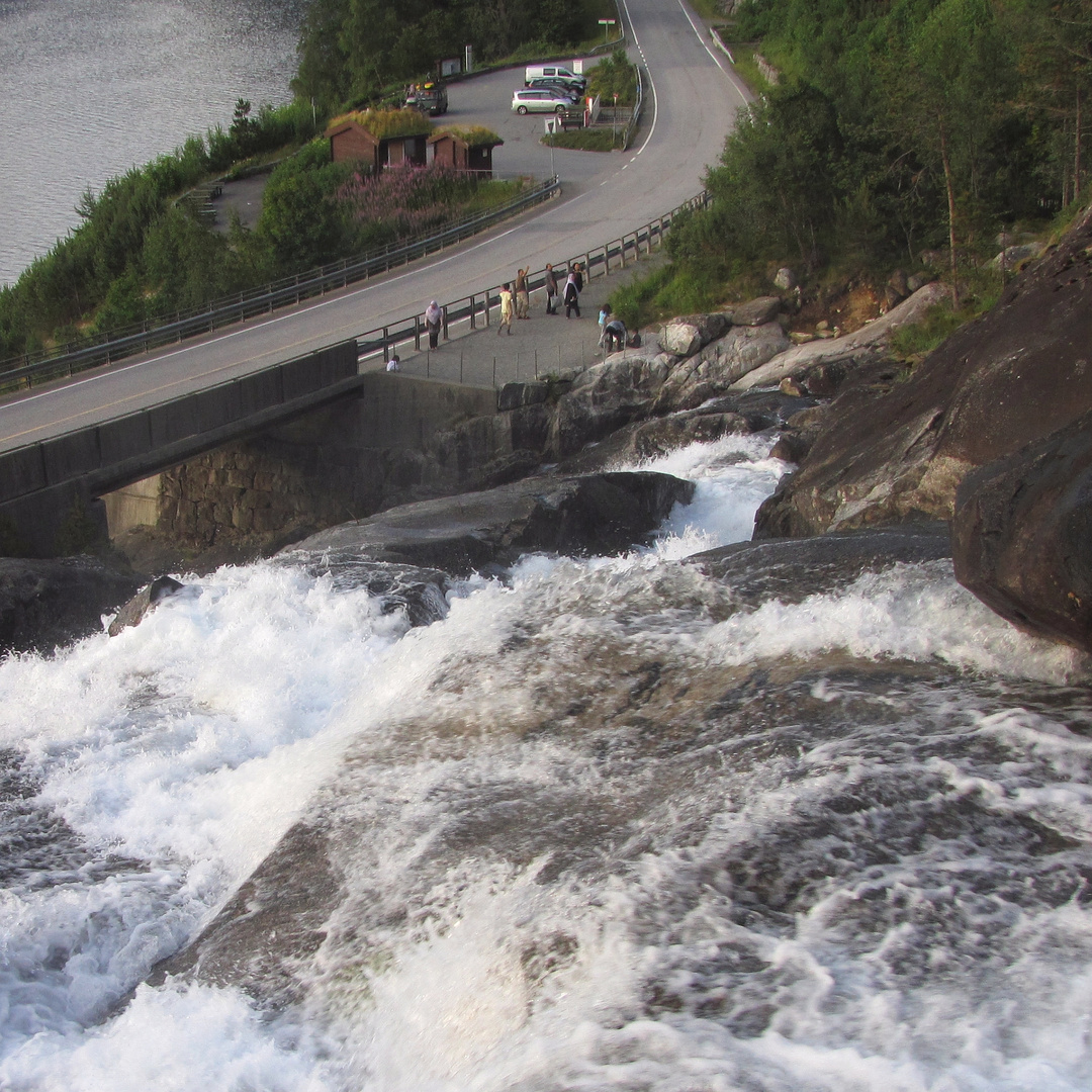 Taking a shower - Langfossen Kaskade Etne kommune Norge