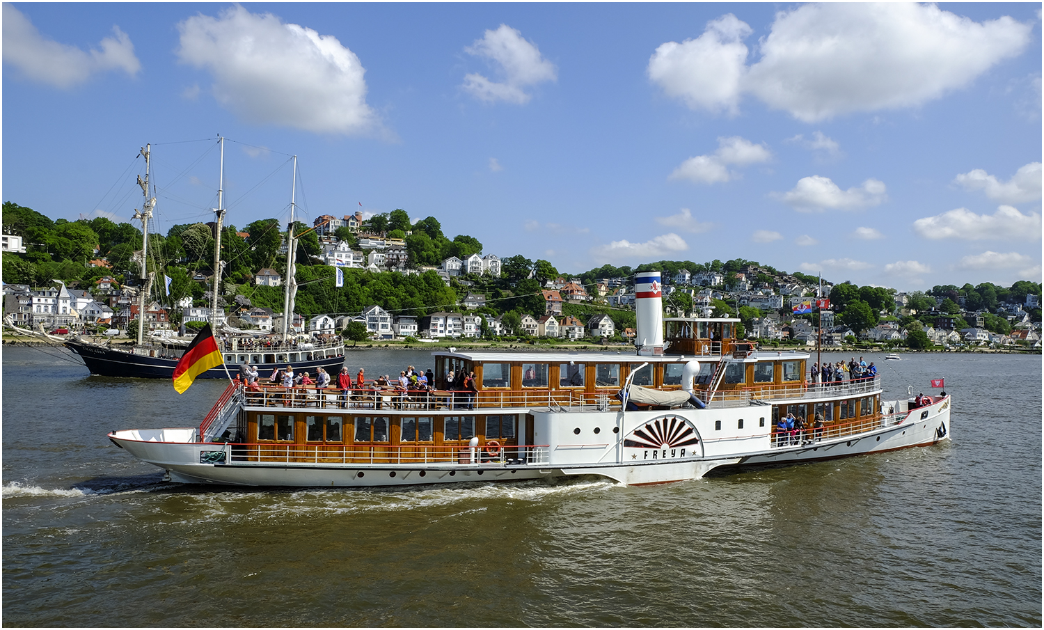 TALASSA und FREYA vor Blankenese